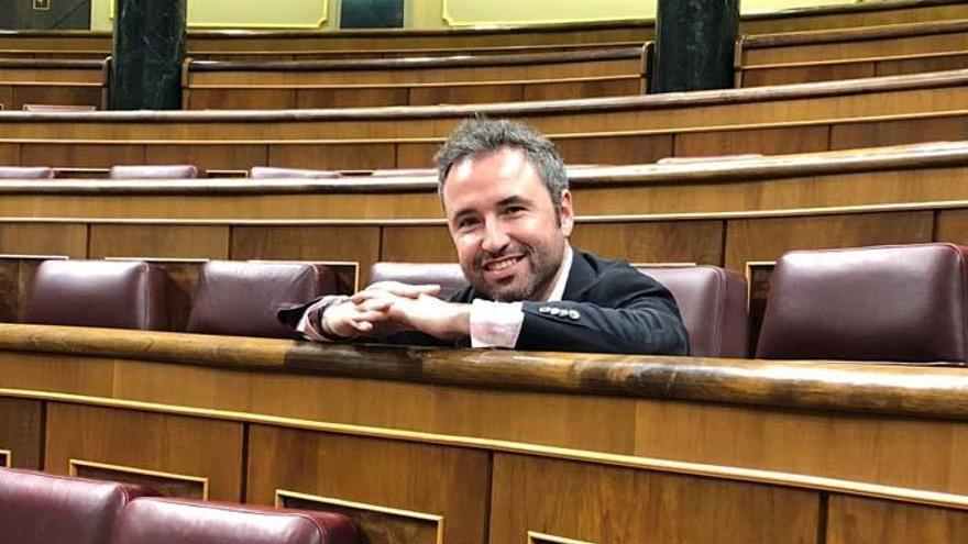 El diputado de Ciudadanos Guillermo Díaz, sentado en un escaño del Congreso.