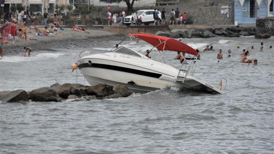 L&#039;embarcació ha topat amb les roques del portell de la riera.