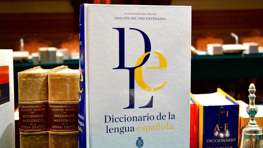 Un diccionario de español.