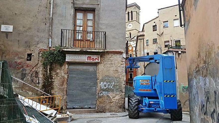 Una màquina treballant, ahir al matí, en l&#039;enderroc al carrer de Na Bastardes