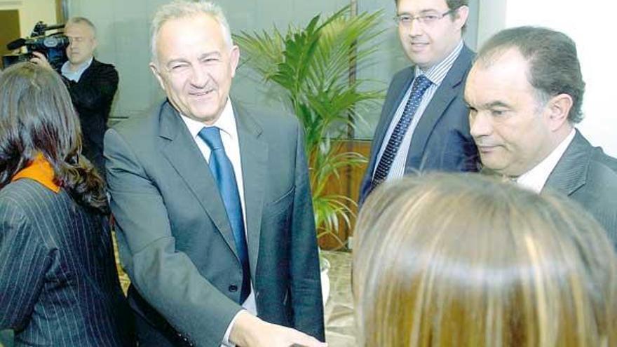 José Luis Méndez Romeu y Xosé Crespo, ayer, antes de la reunión del patronato.