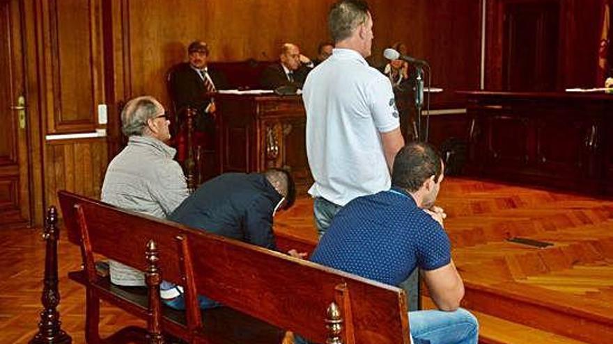 Los cuatro procesados durante el juicio, ayer, en la Audiencia de Pontevedra.
