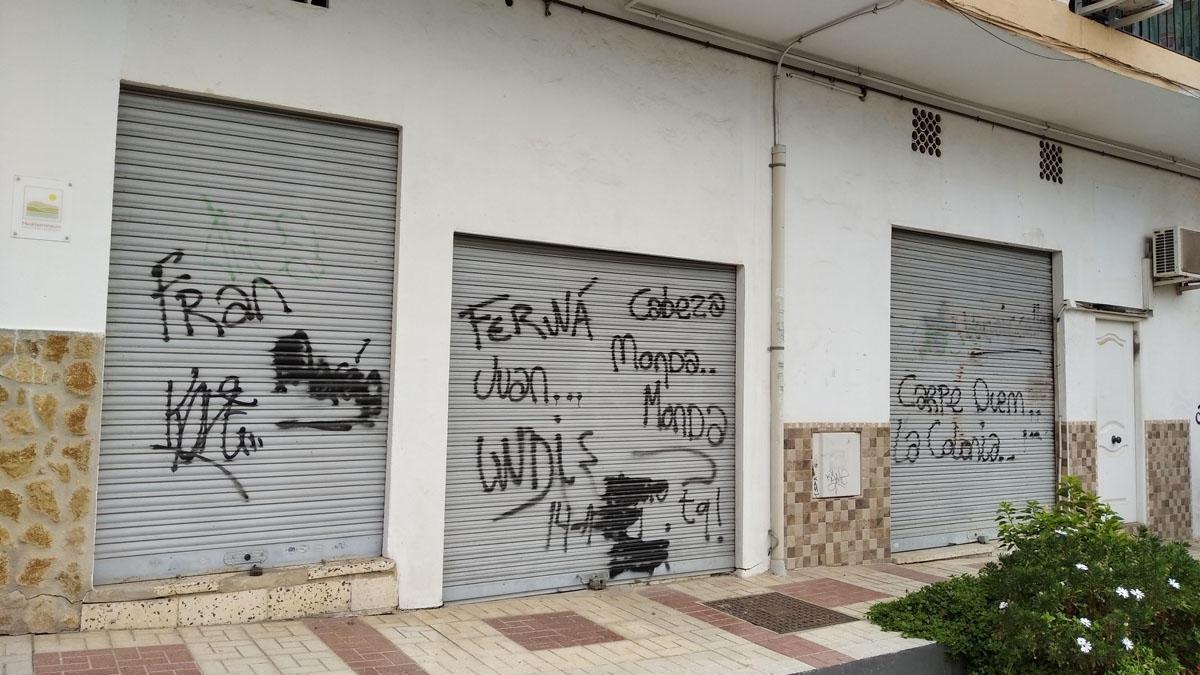 Los tres cierres metálicos, en la calle Nuzas, parecen pintados por la misma mano. En los dos primeros prima la representación clásica del grupo de amigos, con sus nombres propios; en la tercera, aún siendo una pintada que ensucia un local el autor o autora se permite un guiño a los clásicos y realiza una declaración de amor a su barrio.