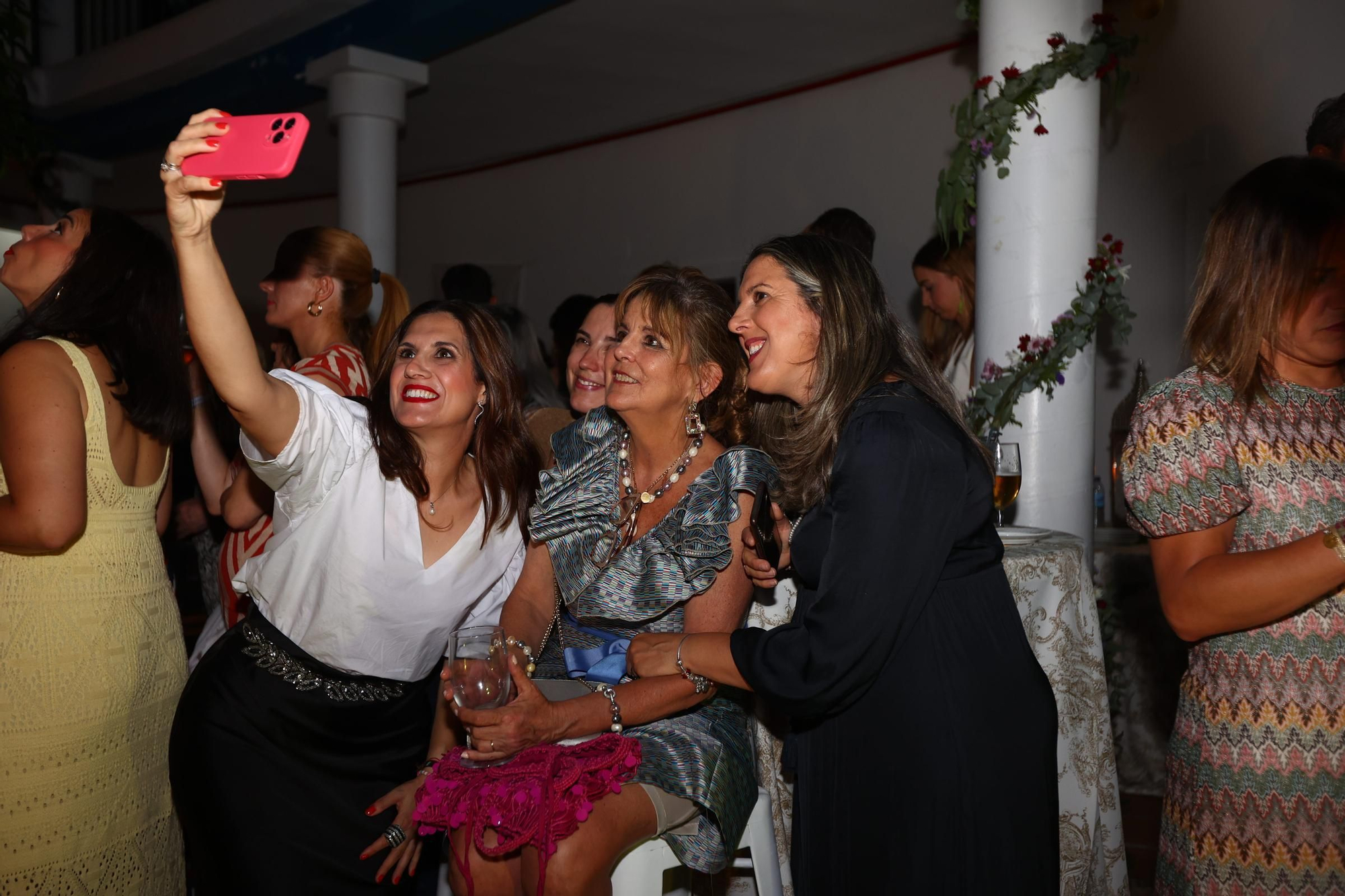 La cena benéfica 'Las mil y una historias' reúne a más de cien personas