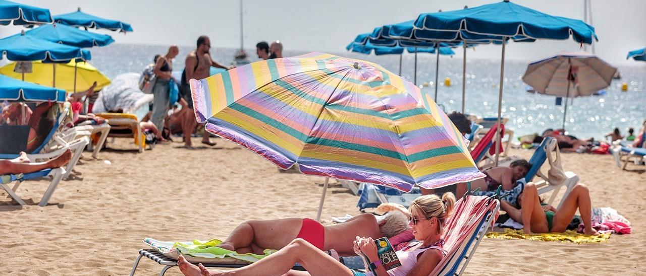 Dos turistas en una playa del Archipiélago.