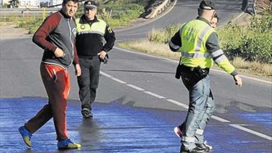 Choca con un turismo en Nules y se da a la fuga por los naranjos