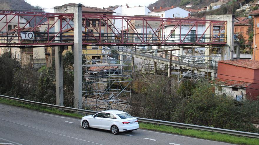 Primeros pasos (en forma de andamios) para la reapertura de la pasarela peatonal de Caborana, en Aller