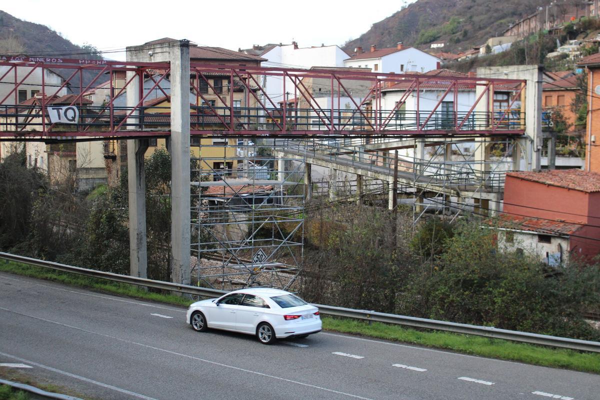 El andamio colocado en la pasarela peatonal de Caborana.