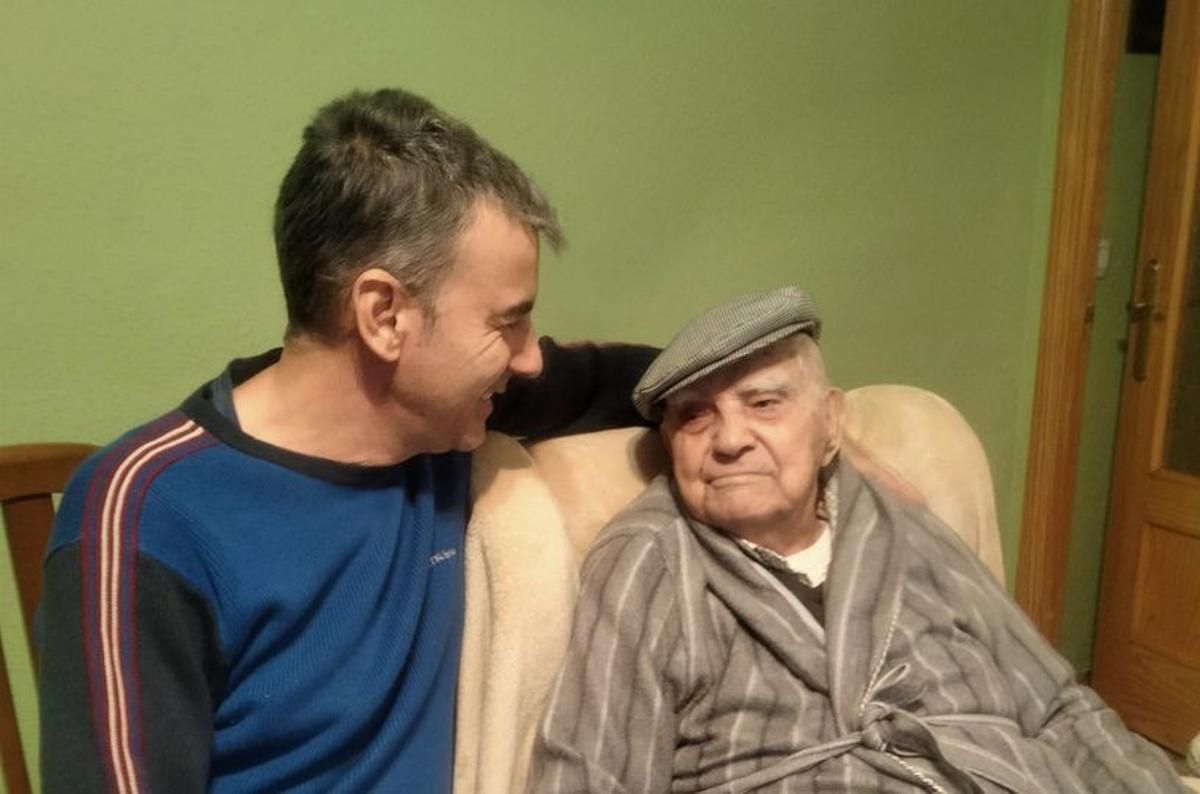 Mariano, con su nieto Carlos, tras cumplir 105 años en Plasencia.