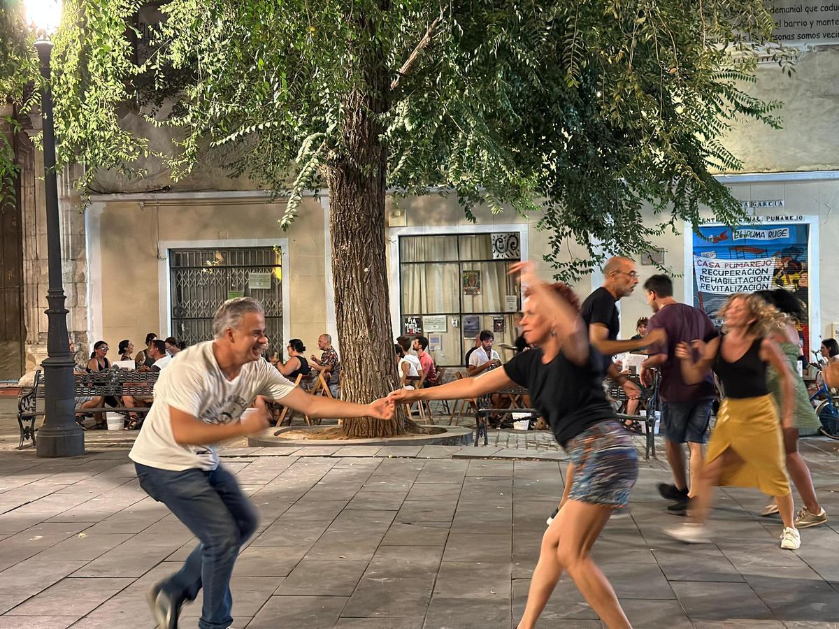 Eduardo Rico y Cristina Gómez, bailarines 'amateurs', bailando juntos en la Plaza del Pumarejo.