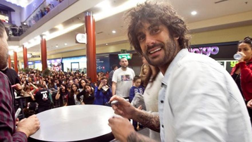 Firma multitudinaria de autógrafos de Melendi