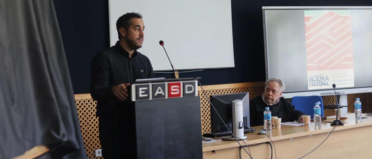 César Isidro (de pie), director de la Escuela de Arte y Superior de Diseño de Zamora, presenta a Antonio Pedrero antes de su charla en el salón de actos. | Alba prieto