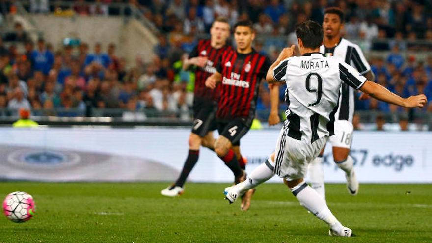 Álvaro Morata realiza el remate con el que anotó el gol al Milán.
