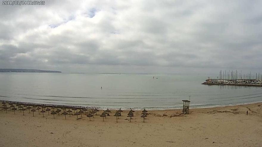 Graue Wolken laden am Mittwoch (14.3.) nicht zu einem Besuch der Playa de Palma ein.