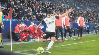 Carlos Soler es líder en la Liga