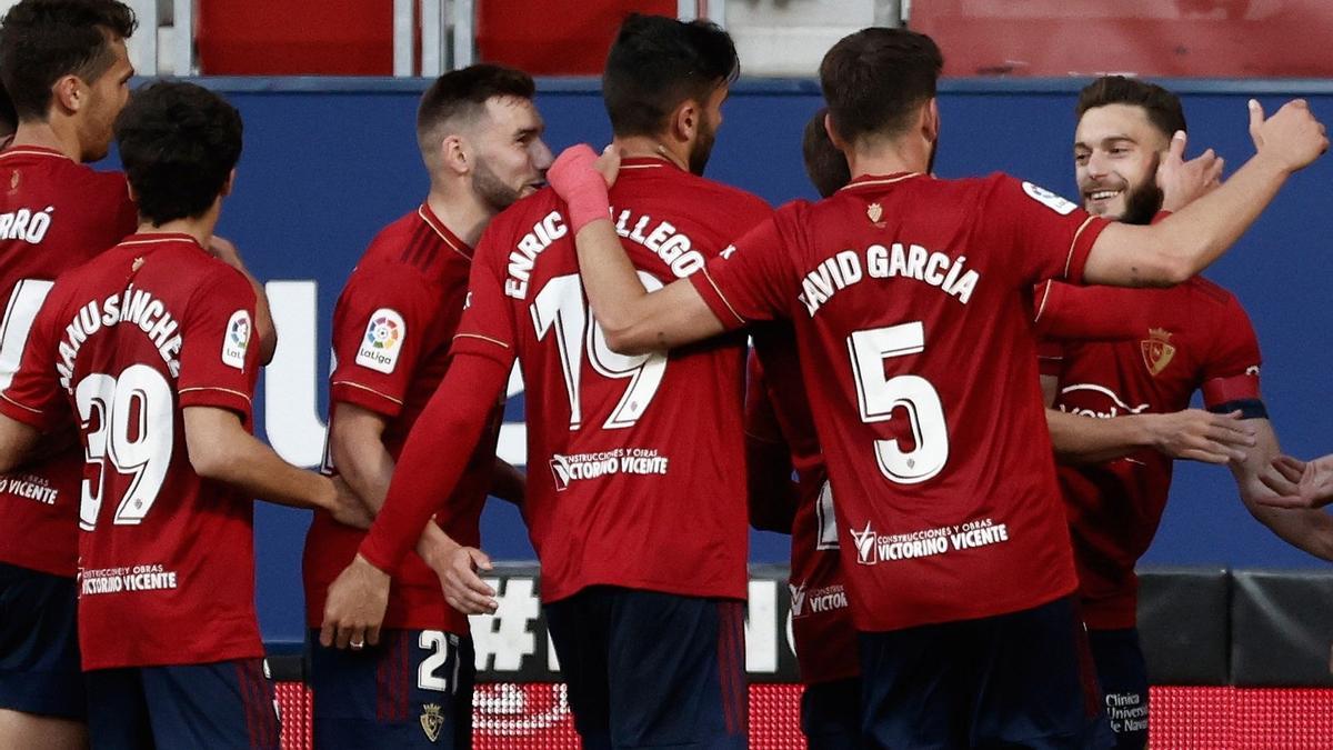 Jugadores del Osasuna celebran el triunfo ante el Cádiz.