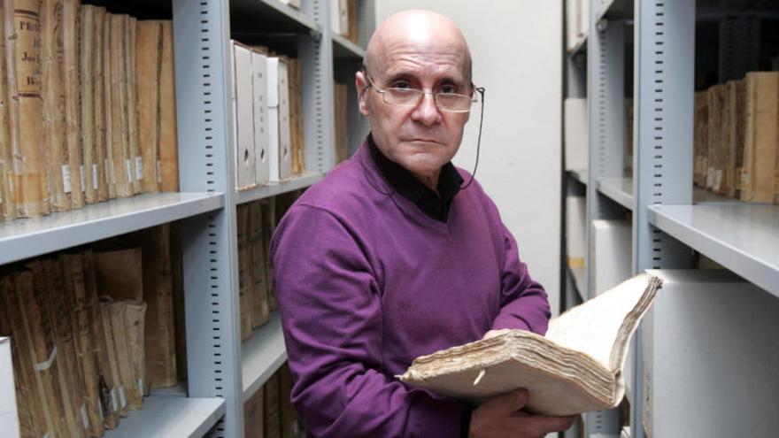 Rafael Navarro en el Archivo de Elche.