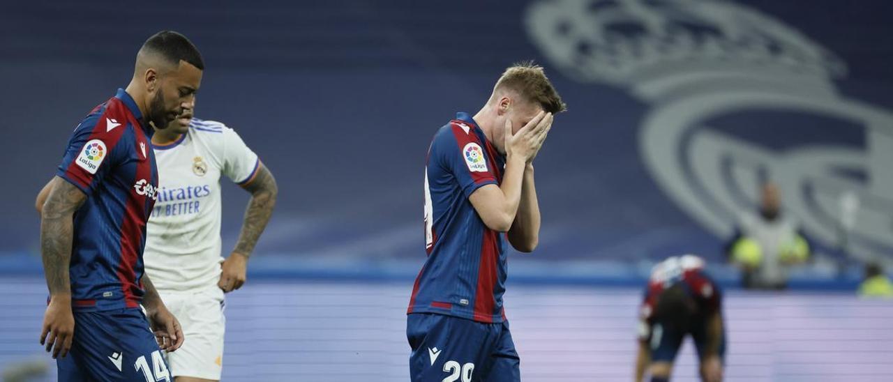 Cantero, desolado tras el descenso del Levante consumado en el Bernabéu.