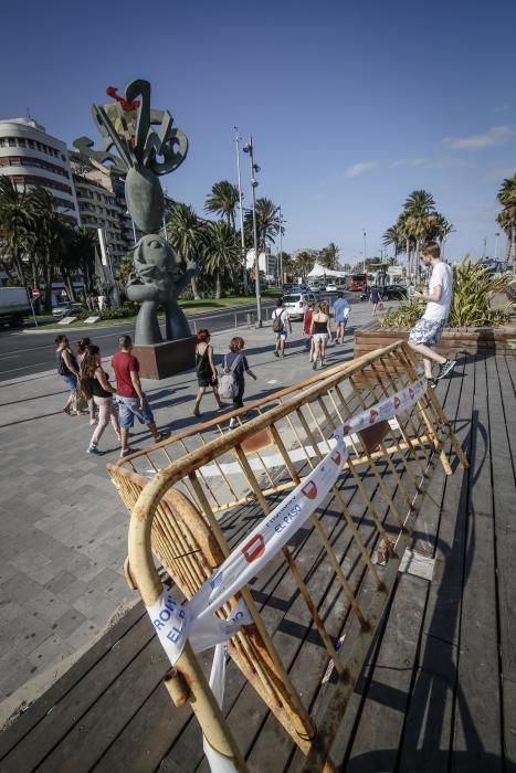 El paseo del Puerto ofrece una imagen de abandono, con escaleras rotas, suciedad, desconchones y pintadas