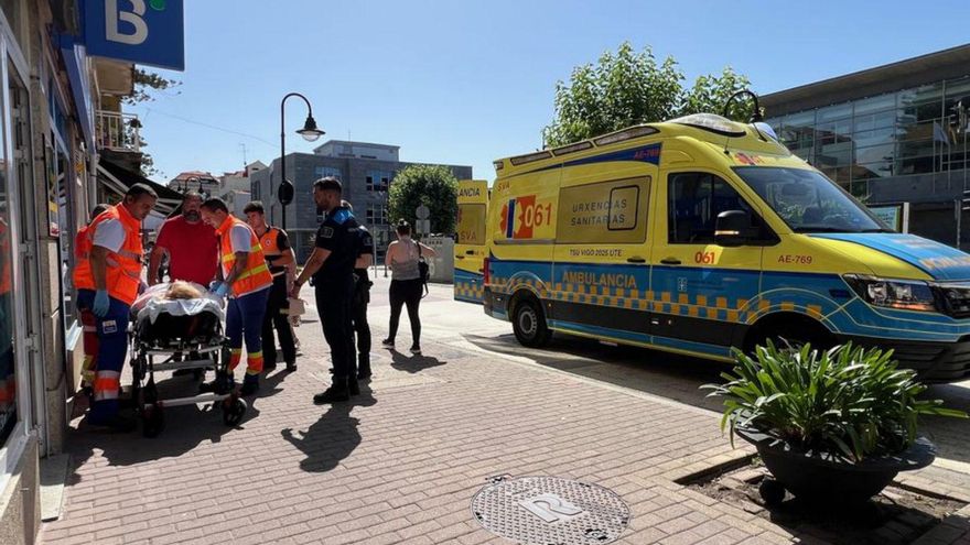 Los servicios de emergencias, atendiendo a la herida. | |