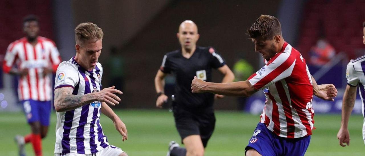 Raúl disputa un balón con Morata en un Valladolid-Atlético en el Wanda Metropolitano. |  // EFE