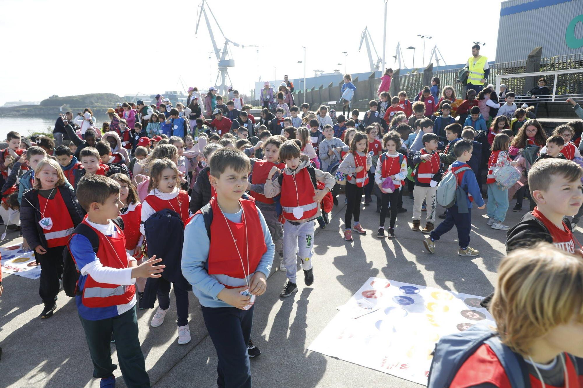 En imágenes: Así fue la actividad del proyecto "SwimSafe" en la playa del Arbeyal, en Gijón