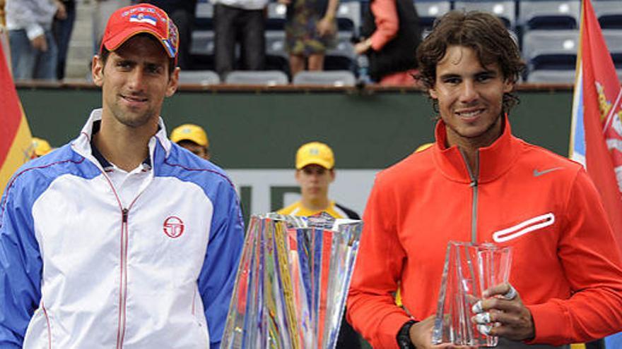 Novak Djokovic y Rafa Nadal, con los trofeos del Masters 1000 de Indian Wells