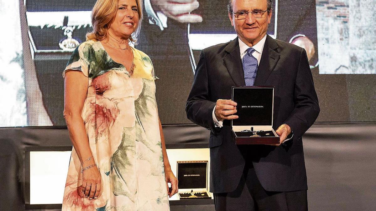 Javier Moll con la medalla de Extremadura presidenta de la Asociación de la Prensa, Isabel Bravo.