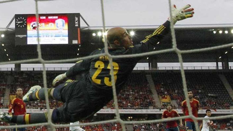 Reina no llega al balón en el único gol de Corea del Sur ante España