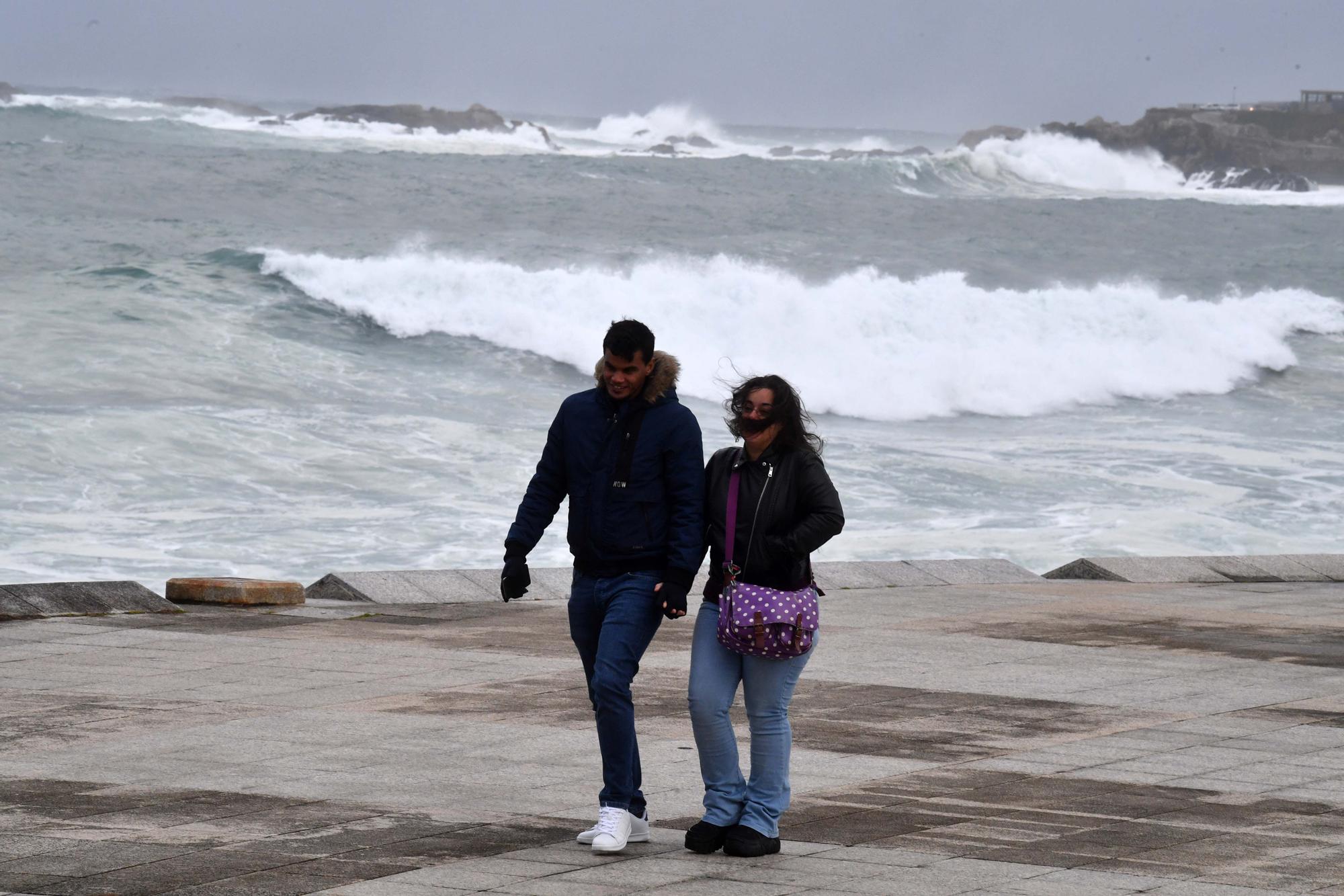 La borrasca 'Barra' deja lluvias copiosas, viento y olas a su paso por A Coruña