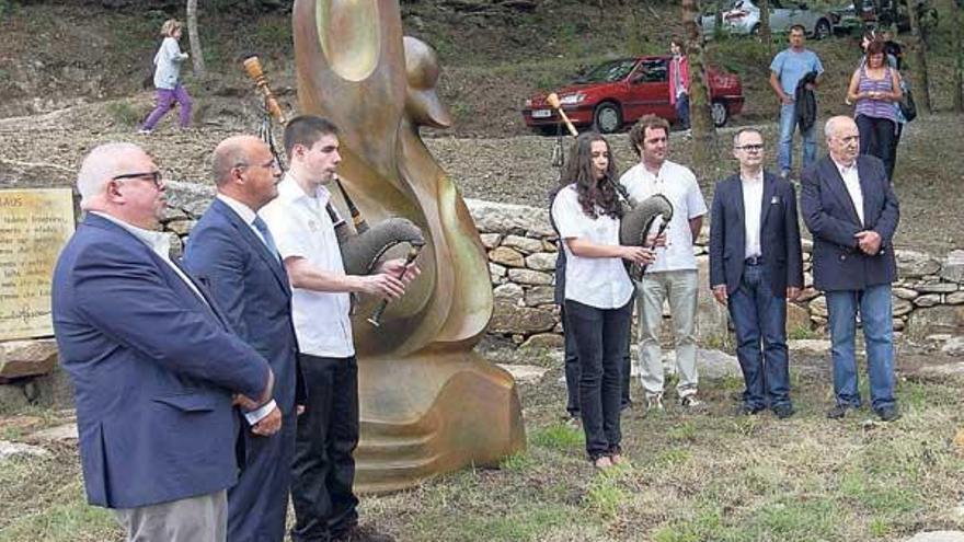 Foxo y Álvarez flanquean la escultura &quot;Irmaus&quot;, con Tosar, Baltar, Vázquez y Ferrín próximos.  // Iñaki Osorio