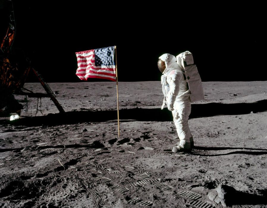 Fotografía de archivo en la que el astronauta Buzz Aldrin posa ante la bandera colocada por él y su compañero, Neil Armstrong, tras convertirse en los primeros hombres en caminar sobre la Luna en 1969, en la expedición conocida como Apolo 11. REUTERS