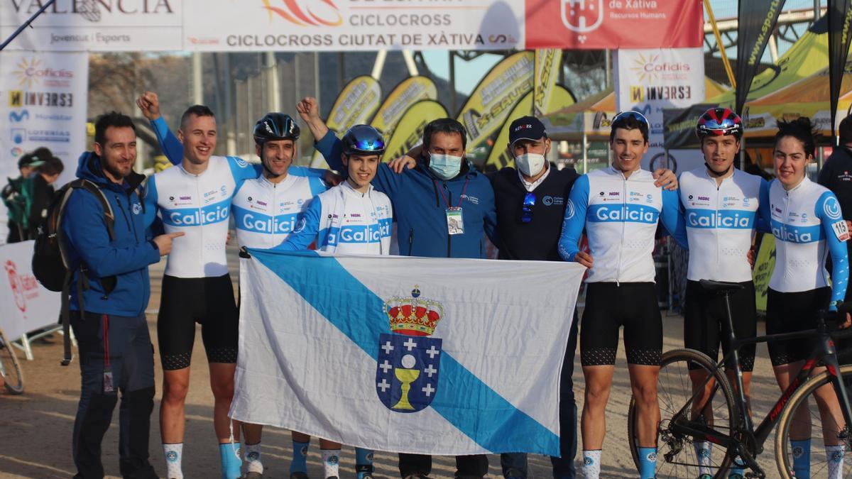 Técnicos e corredores da selección, coa bandeira galega.