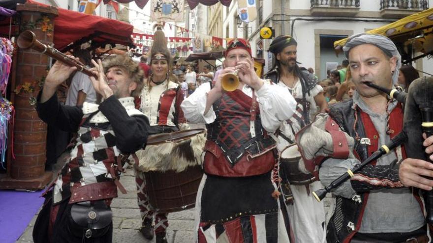 Actuación musical en la Ciudad Vieja en una feria medieval.