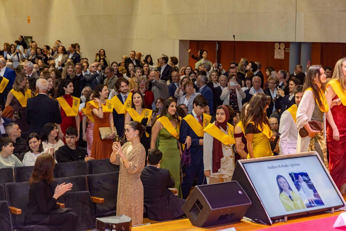 Trescientos alumnos de Medicina de la USC se gradúan con Victoria Sampayo y Andrés Soto como padrinos de la promoción Trescientos alumnos de Medicina de la USC se gradúan con Victoria Sampayo y Andrés Soto como padrinos de la promoción