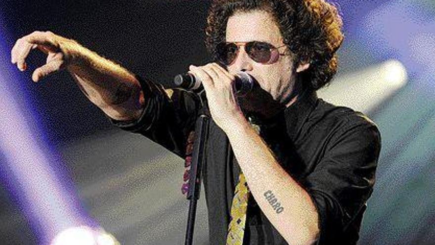 Andrés Calamaro durante su actuación de ayer en el recinto ferial de A Xunqueira. / rafa Vázquez