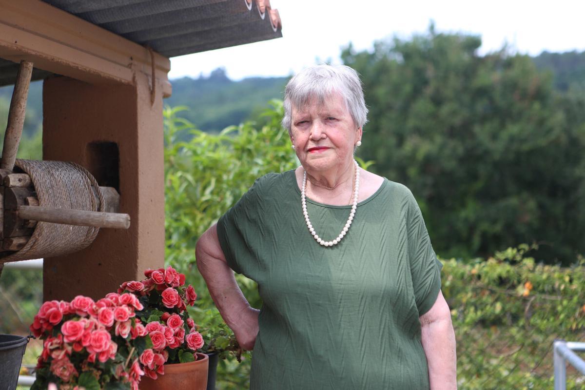 Ofelia Otero, no xardín da súa casa de Gres.