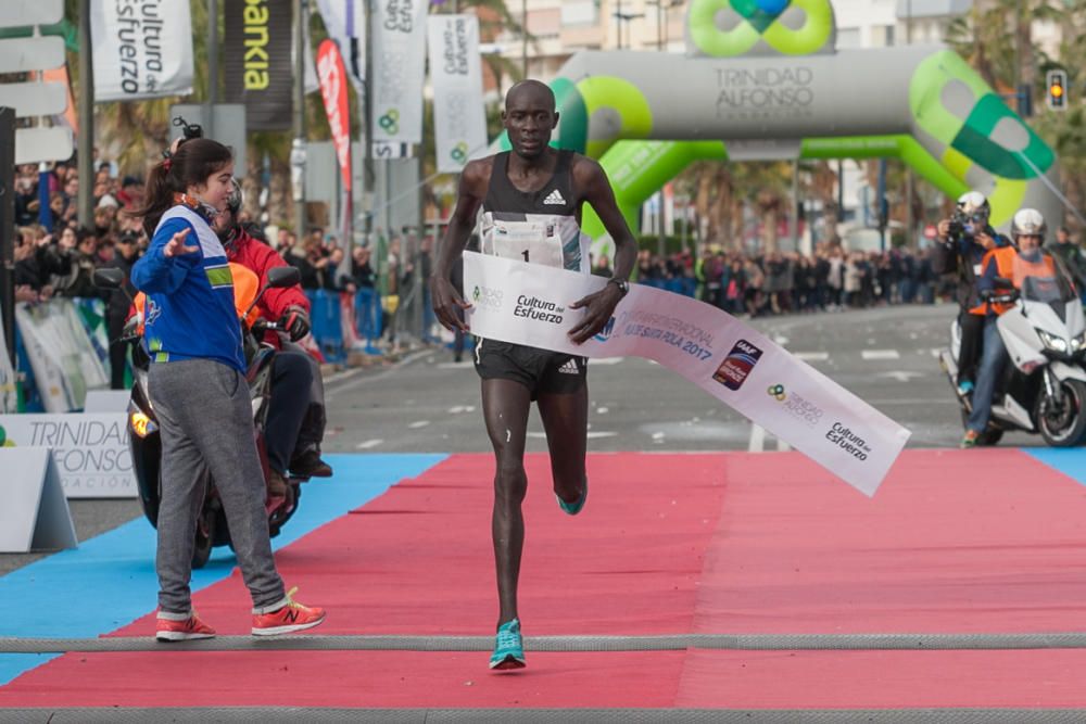 El atleta keniata Peter Kirui  marca un registro de 1 hora y 55 segundos y el viento le impide batir el récord.