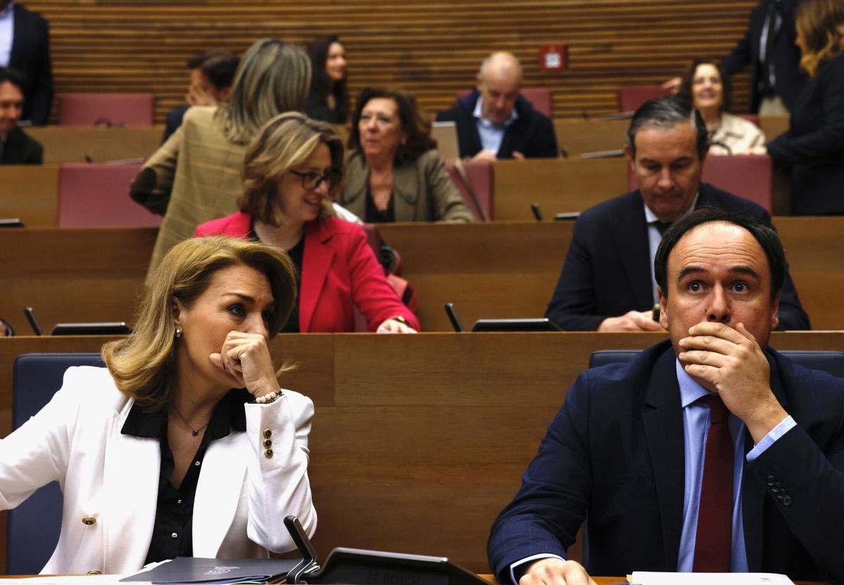 La vicepresidenta y consellera de Vivienda, Susana Camarero, junto al jefe del Consell, Pérez Llorca, ayer en las Cortes