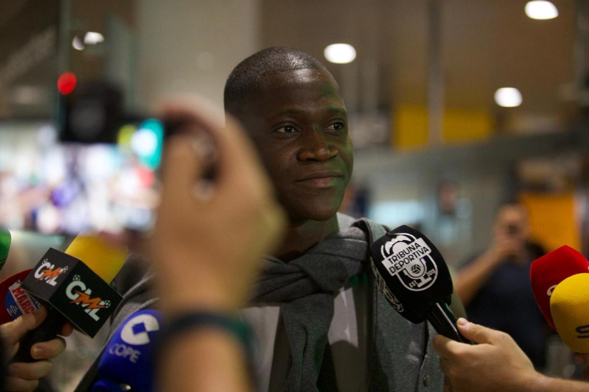 Aliou Dieng llega al aeropuerto de Valencia para empezar la pretemporada con el VCF