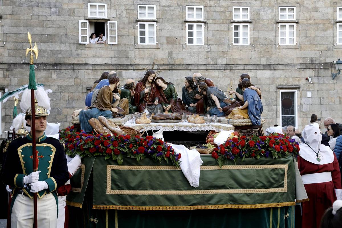 El lavatorio de los pies centra el Jueves Santo y da paso al día con más procesiones de la Semana Santa compostelana El lavatorio de los pies centra el Jueves Santo y da paso al día con más procesiones de la Semana Santa compostelana