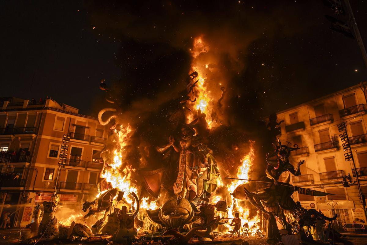 Hoguera en las Fallas de Valencia.