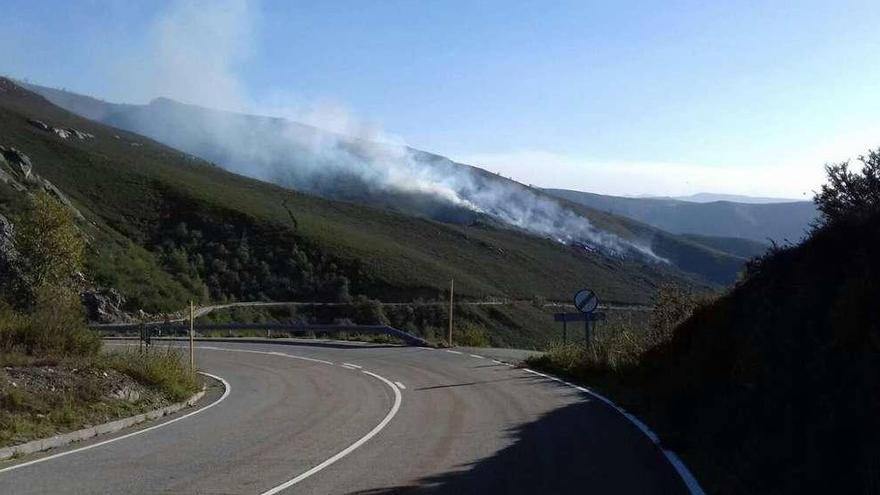 Alerta en Degaña por un incendio en Rebollar