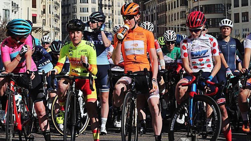 Salida de la Volta a la Comunitat Valenciana Fèmines o Setmana Ciclista Valenciana en la capital del Túria