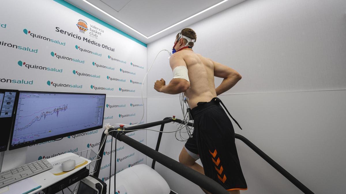 Jugador del Valencia Basket durante su chequeo médico.