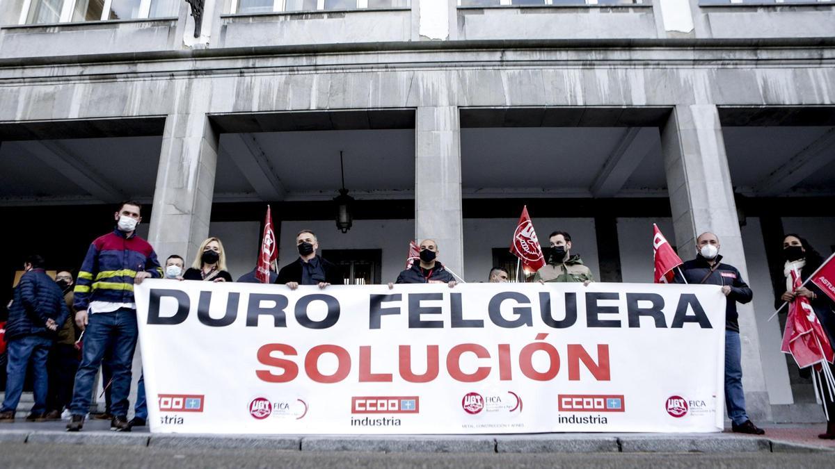 Protesta de representantes sindicales para exigir una solución para Duro Felguera, en la plaza de España de Oviedo