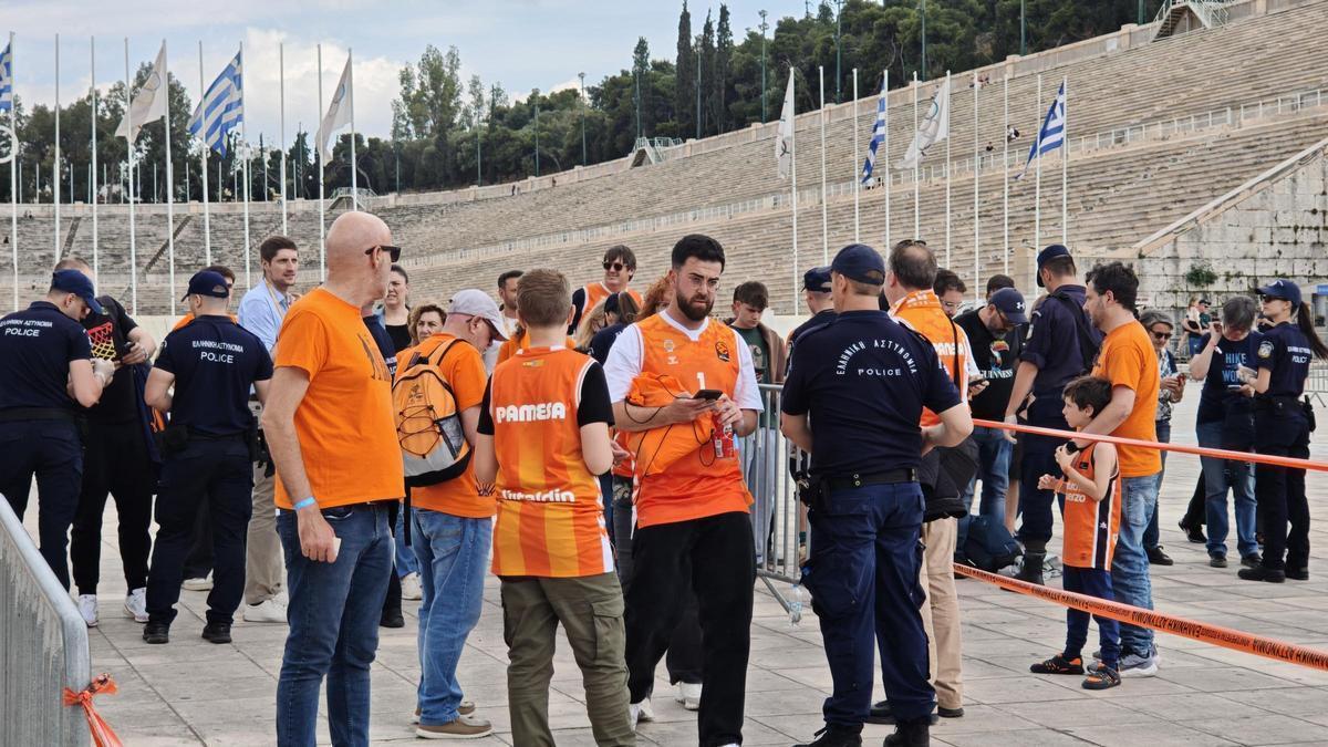 Controles policiales a la afición taronja