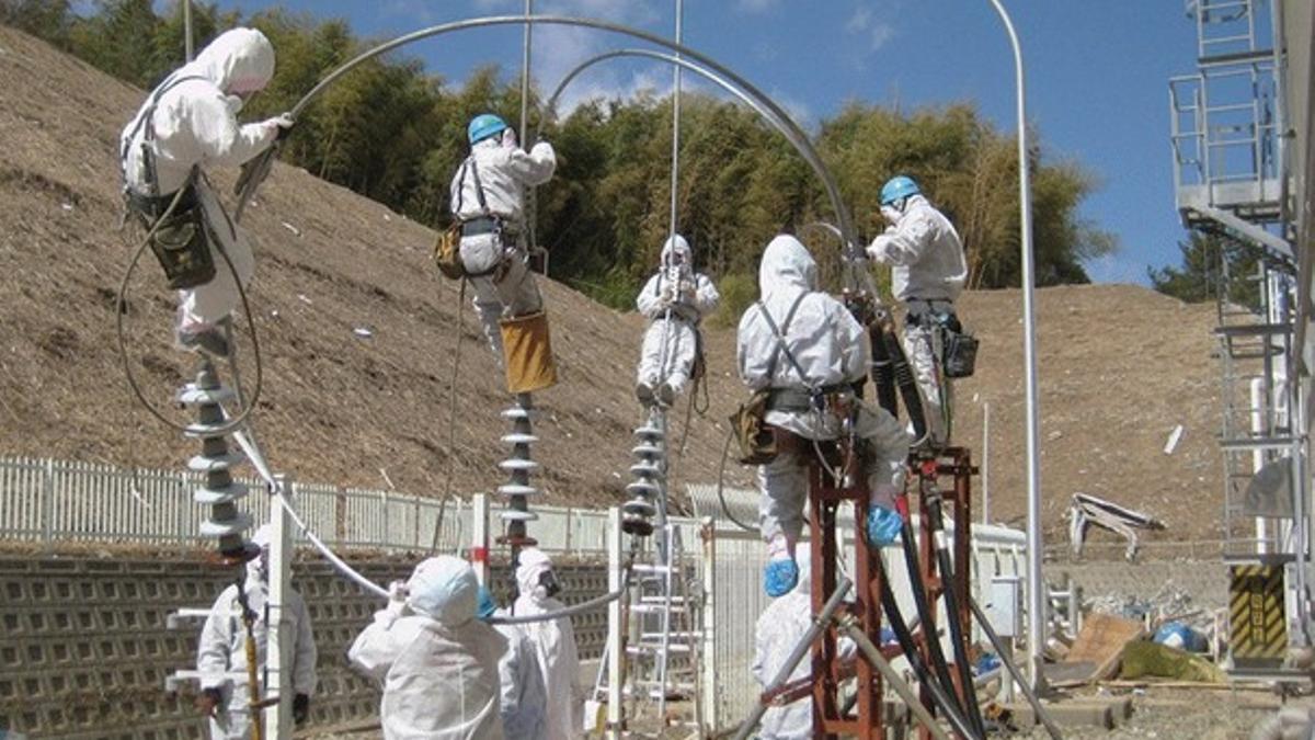 Operarios de Tepco reparan las líneas de electricidad, el pasado 18 de marzo, en la central nuclear de Fukushima.