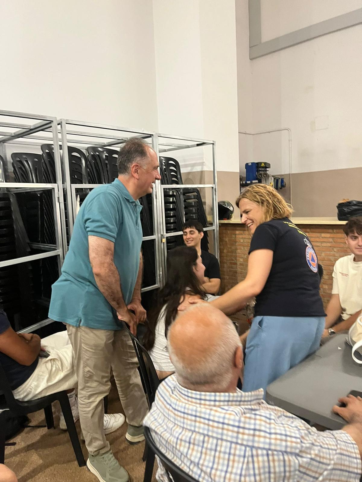 Juan Carlos Valderrama y Pilar Bernabé con los vecinos evacuados.