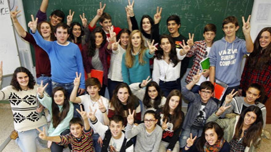 Alumnos de 2º de ESO y 2º de Bachillerato del IES Alexandre Bóveda./ M.G.B.